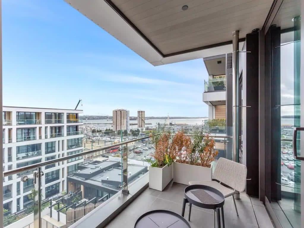 Sleek Modern Studio With Balcony Оукланд Екстериор снимка