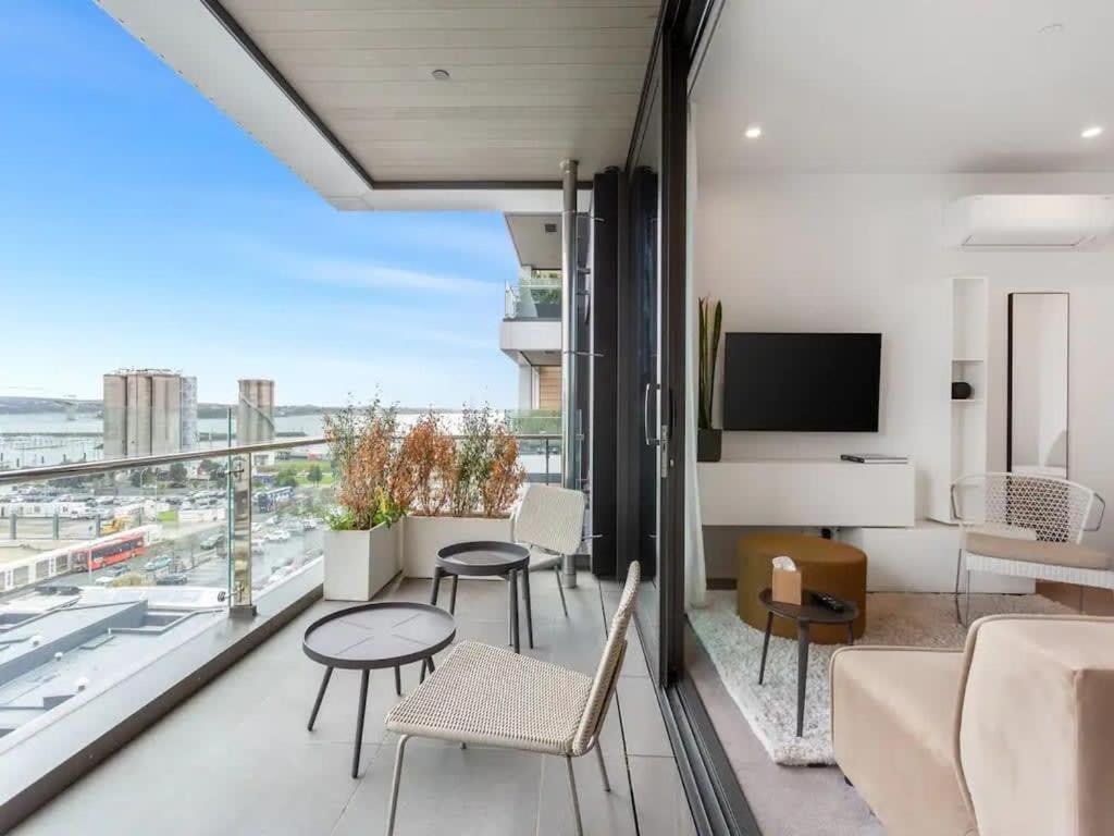 Sleek Modern Studio With Balcony Оукланд Екстериор снимка
